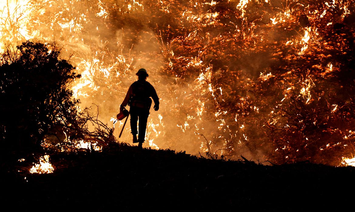 Calor e incêndios deixam Portugal em contingência