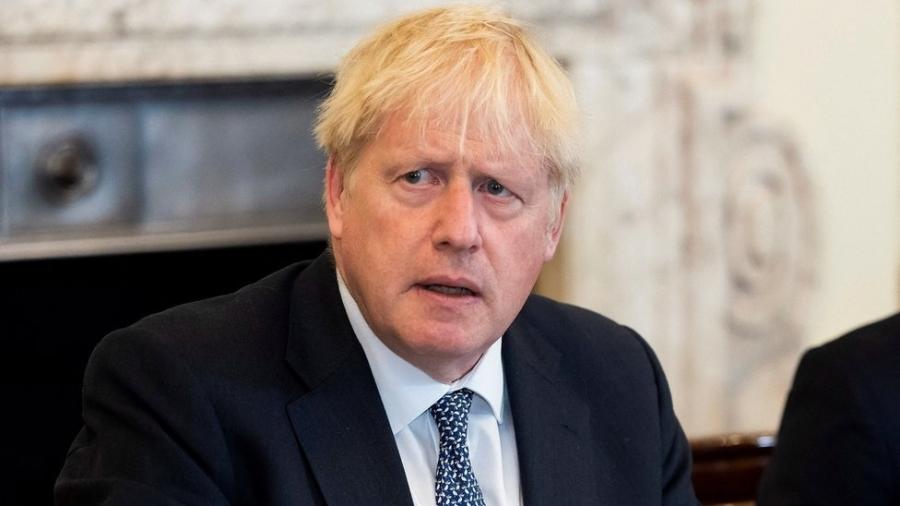 Boris Johnson não resiste a pressões e deixa o cargo