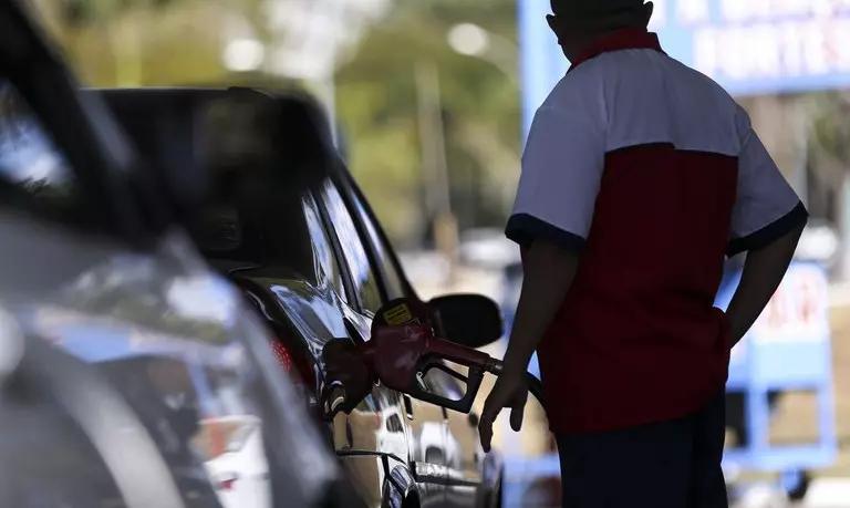 Gasolina ganha nova redução nos preços