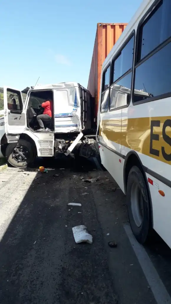 Ônibus escolar sofre acidente em Balneário Camboriú