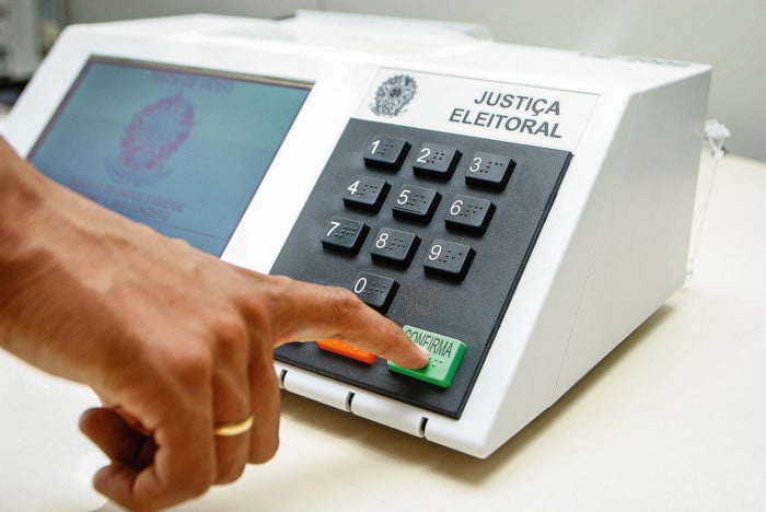 O ato de votar serve como prova de vida