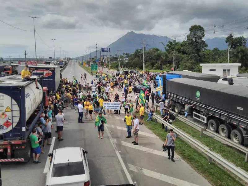 Santa Catarina tem 40 bloqueios nas rodovias do estado após domingo de eleições.