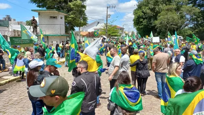 Manifestações são realizadas em frente a batalhões do Exército em SC