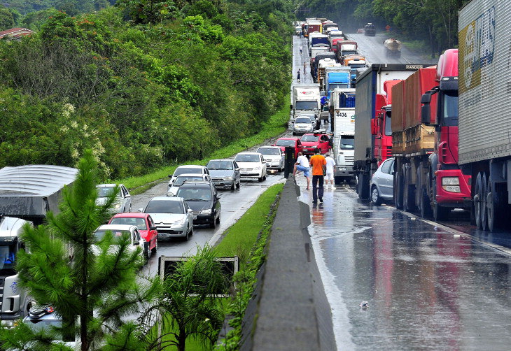 BR 376 segue fechada após uma semana   