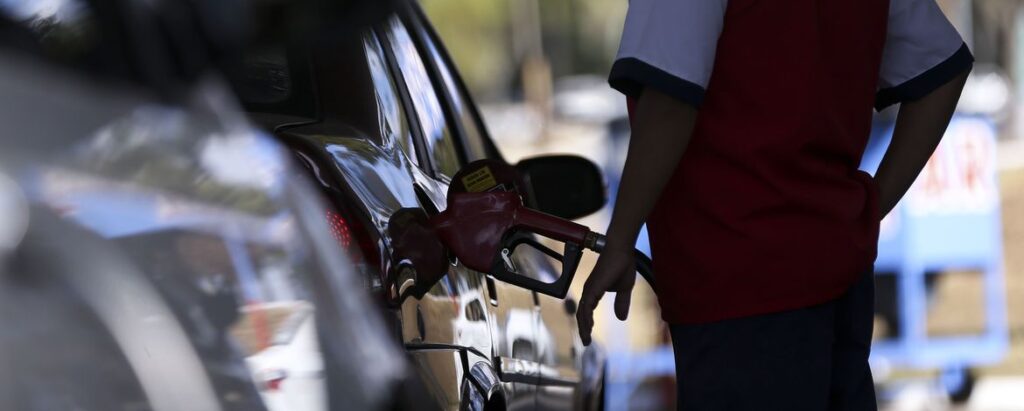 Gasolina tem nova queda no preço