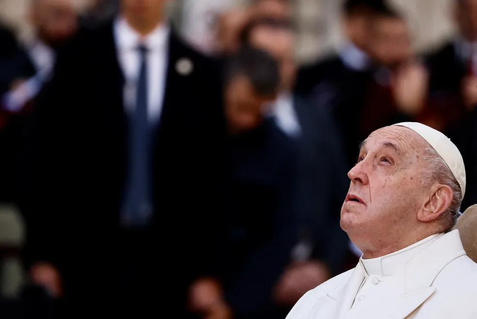 Papa chora ao rezar pela paz na Ucrânia