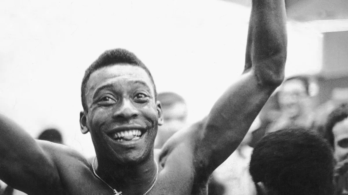Pelé teve carreira de conquistas na seleção brasileira e no Santos, maior jogador da história.