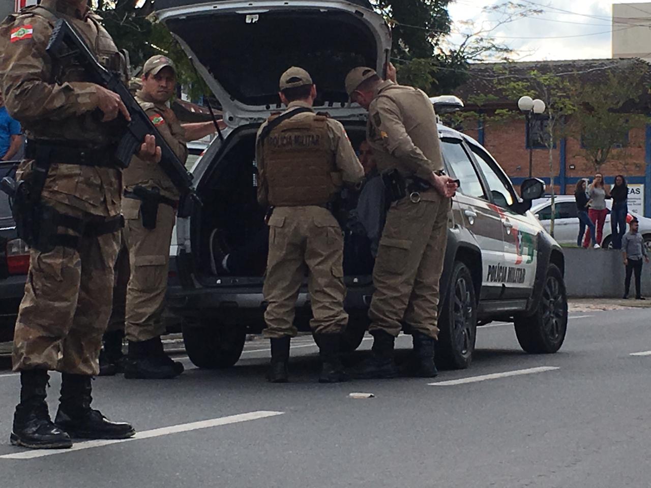 Bandidos fazem roubo com reféns em Timbó