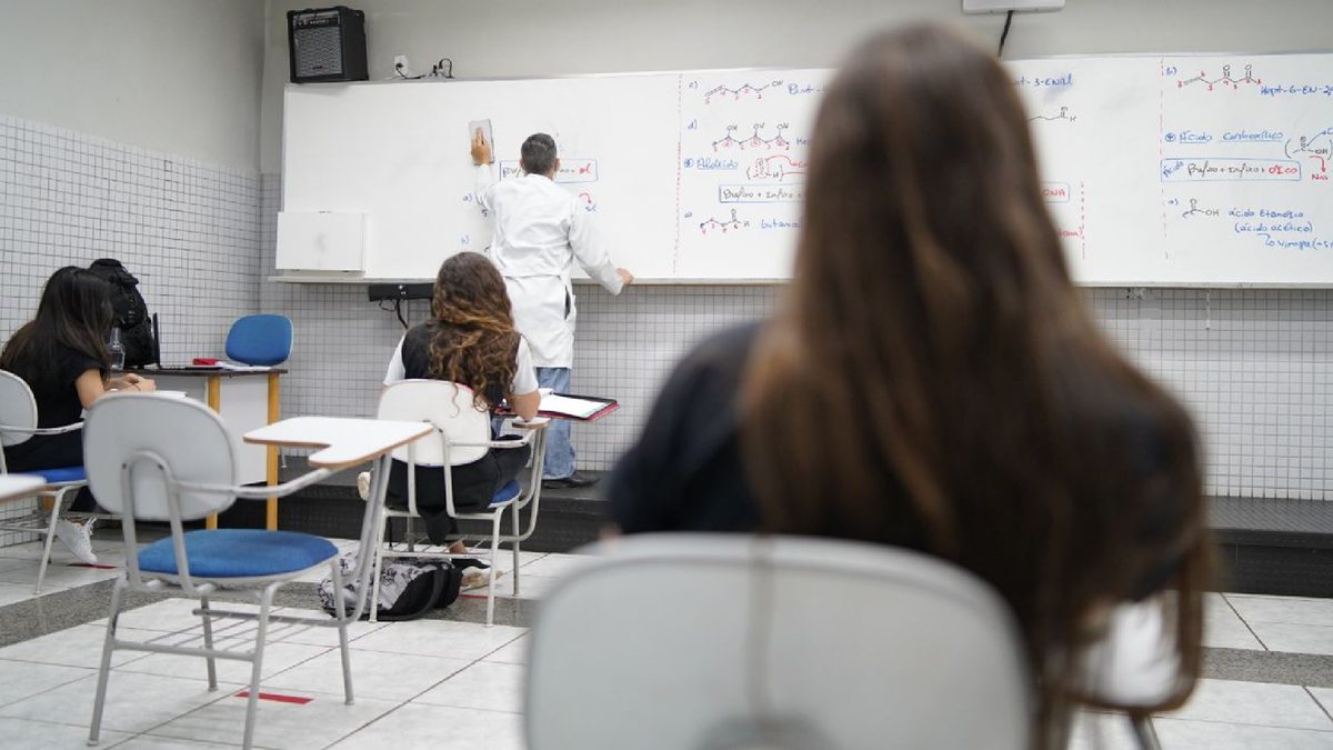 Florianópolis avalia pagar reajuste aos professores