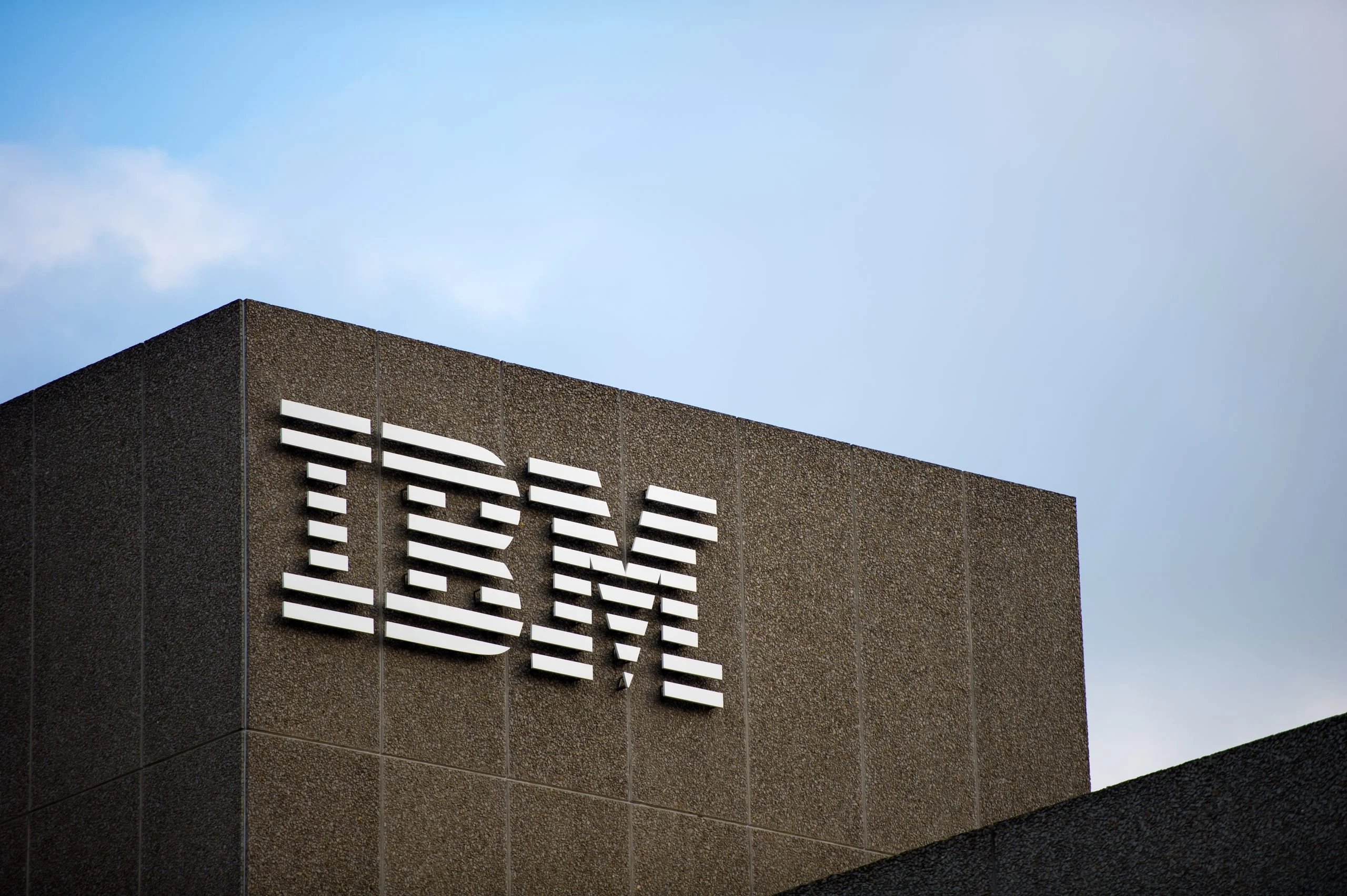 IBM anuncia corte de funcionários