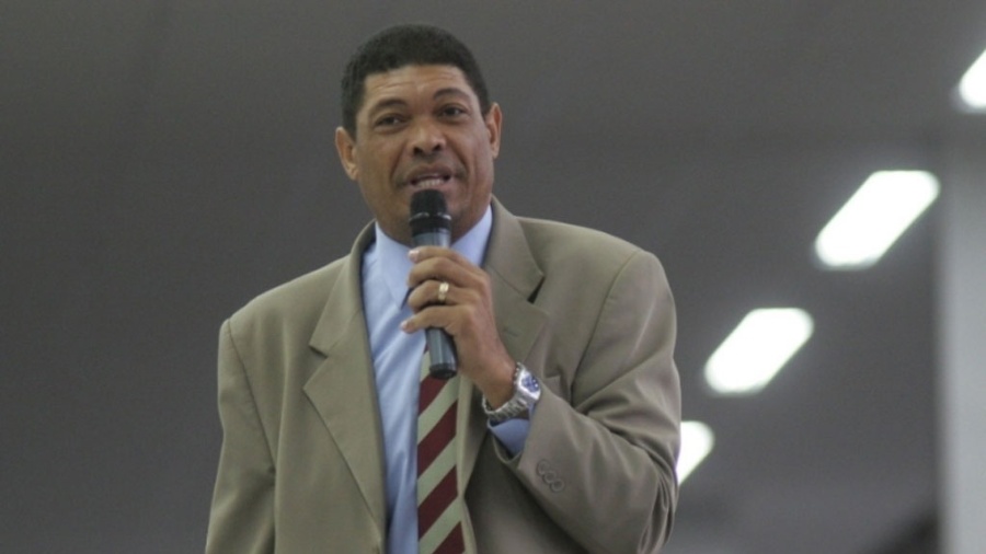 Pastor evangélico quer R$ 10 milhões dos fiéis