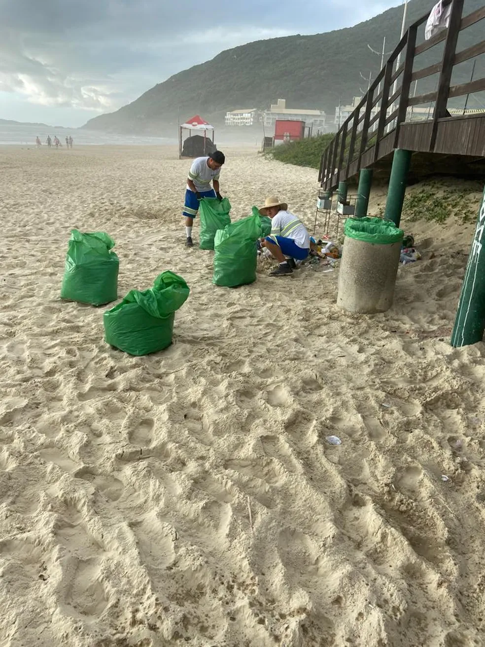 Força-tarefa recolhe 27 caminhões de lixo em praia alargada de Balneário Camboriú após festa de réveillon