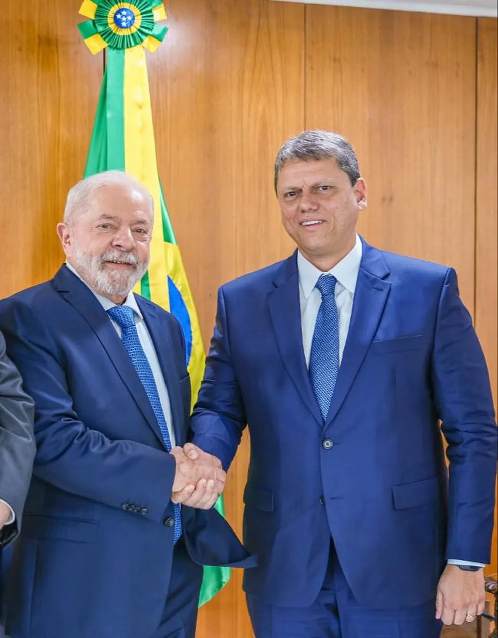 <strong>Lula publica foto com Tarcísio e mensagem com nome da coligação de Bolsonaro</strong>