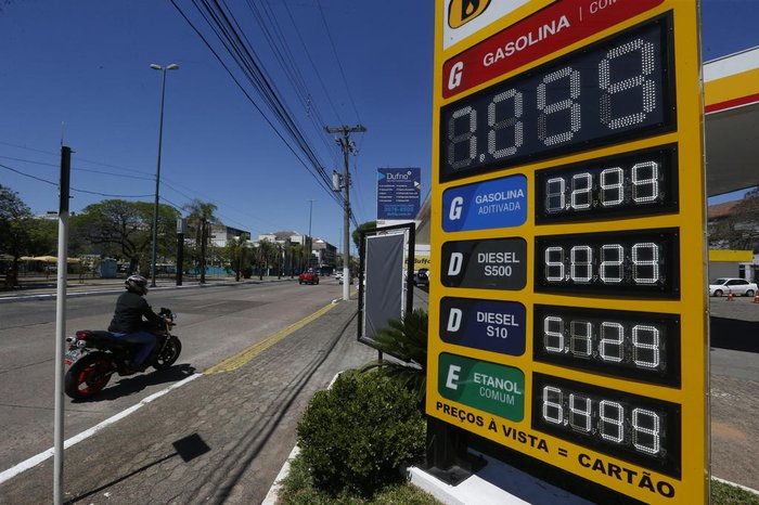 Gasolina pode chegar a $5,57 preço do litro.