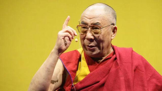 Dalai Lama beija menino e alega brincadeira inocente