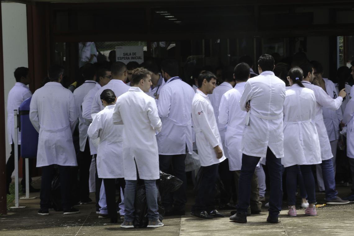 Edital anuncia 6 mil vagas para médicos