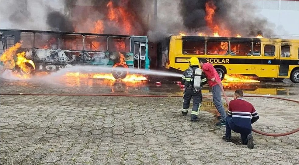 Fogo em Sete ônibus Escolares em S. J. Batista