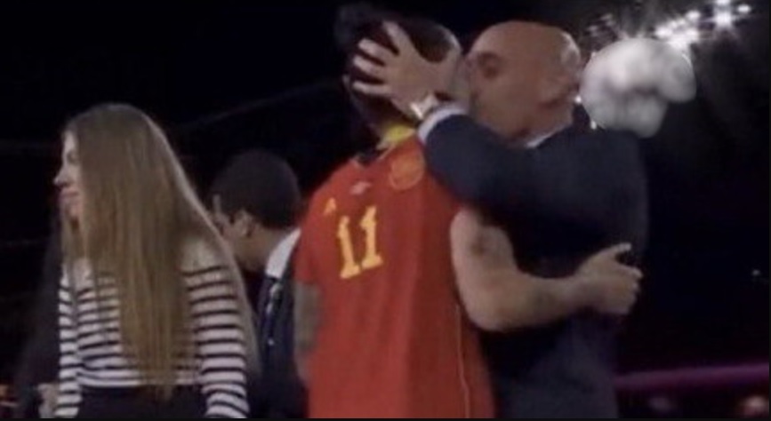 Dirigente que beijou Atleta se desculpa