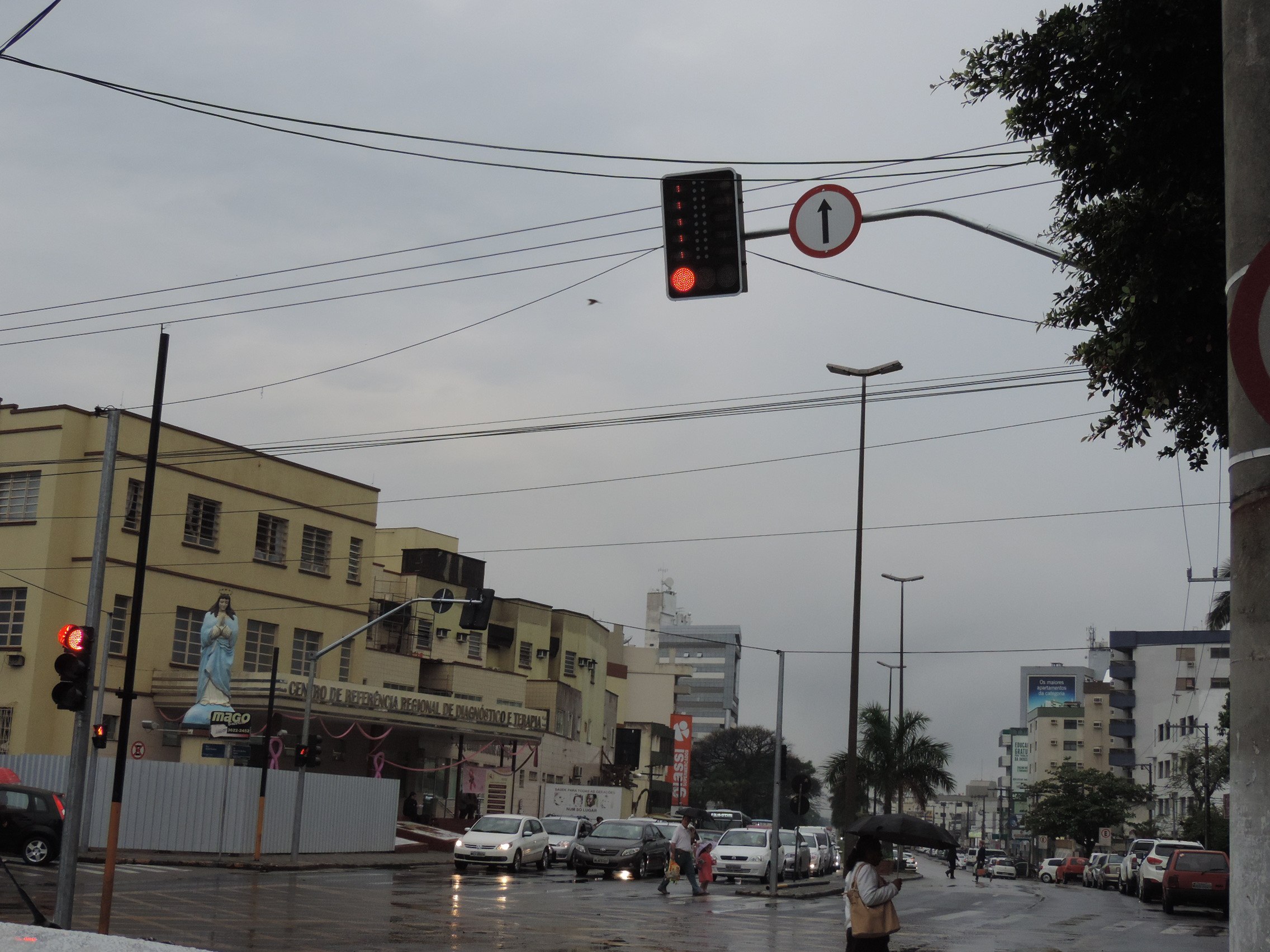 Avenida Marcolino tem troca de semáforo por rotatória