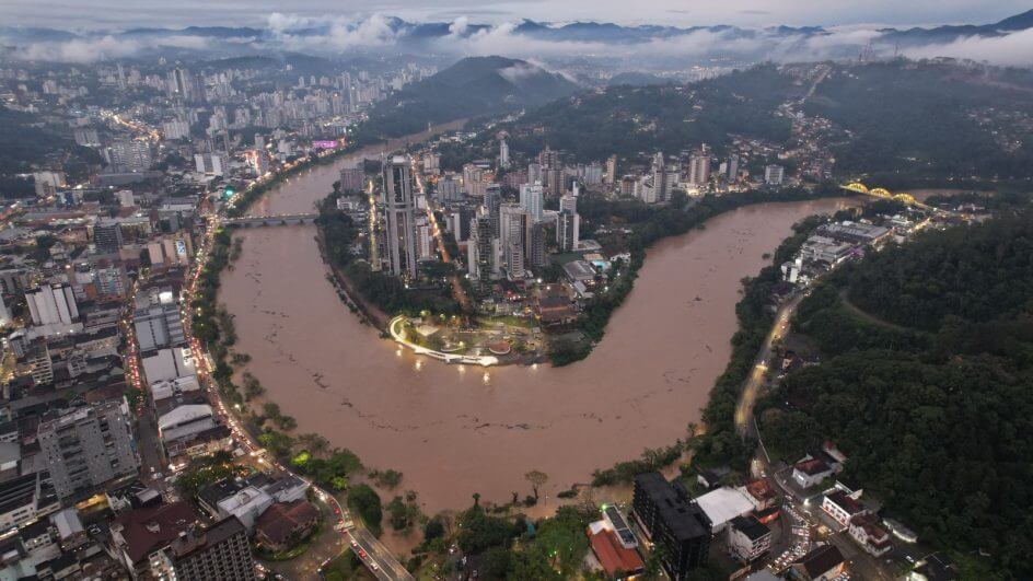 Mais de 70 cidades foram afetadas por chuva e 28 já decretaram emergência em SC