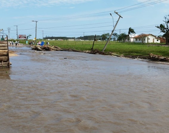 Barragem se rompe e alagaruas e casas em Jaguaruna